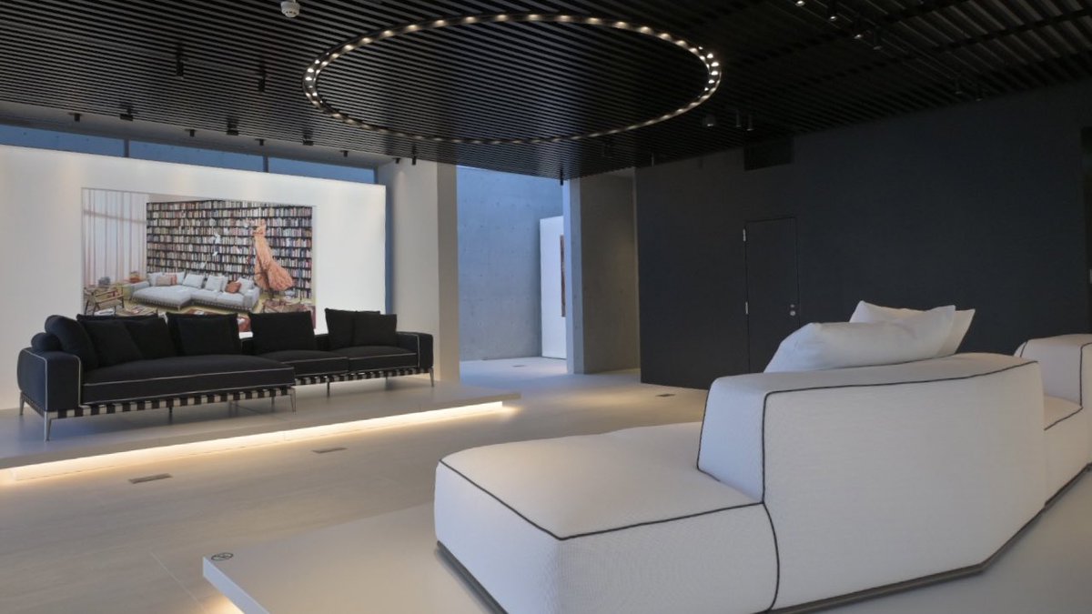 joesuzuki5's tweet image. 秋のデザインウィーク。
南青山のFlexformの見せ方が、美術館のようで素晴らしかった。
有名写真家が手掛けた広告写真を背景に、巨大なソファが、台の上に飾られている。
#Flexform