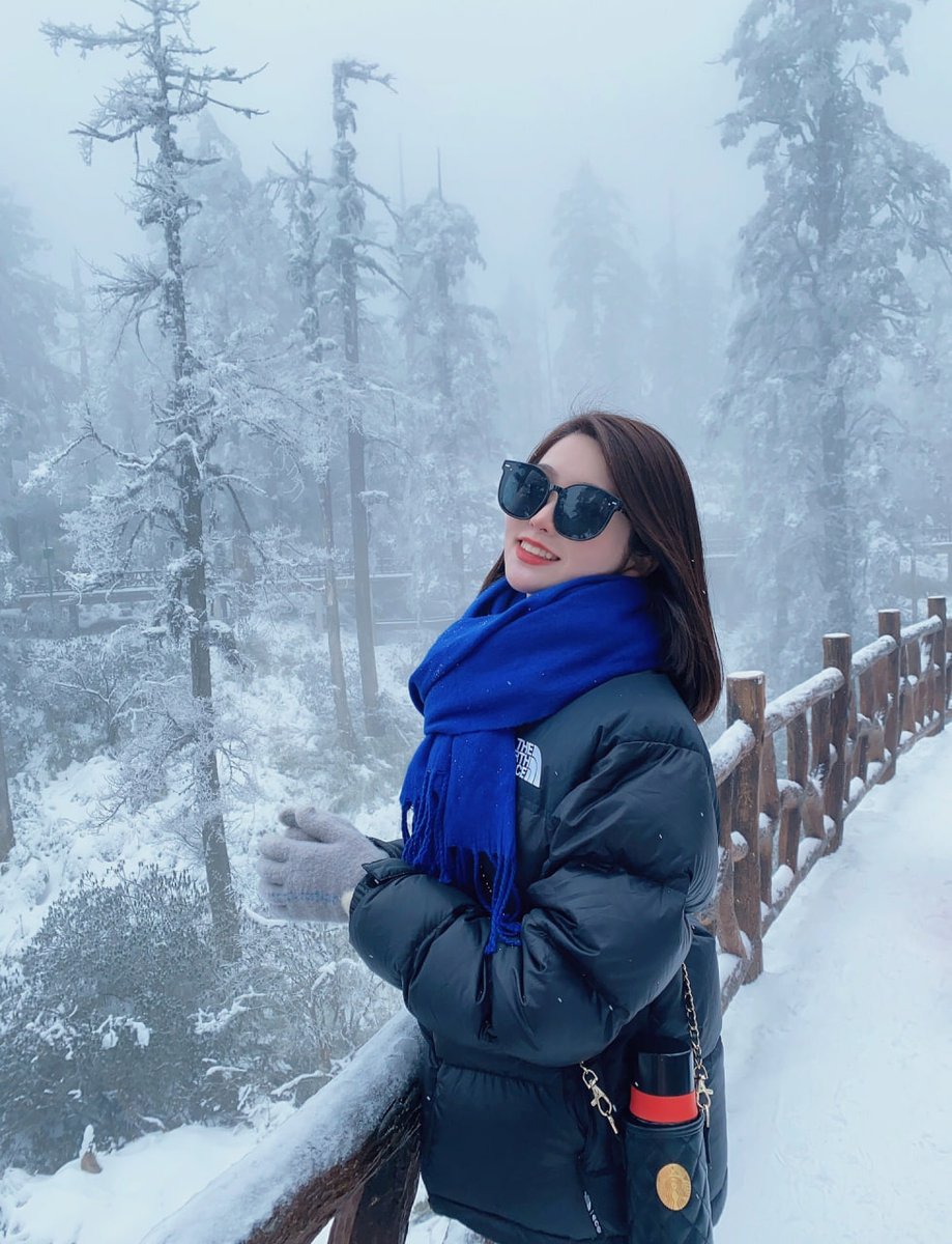 JanethAaro's tweet photo. There are still 60 days left until winter, and we can see snowflakes again soon❤️❄️☃️🎿⛷️🧡 https://t.co/RFhosaHJUO