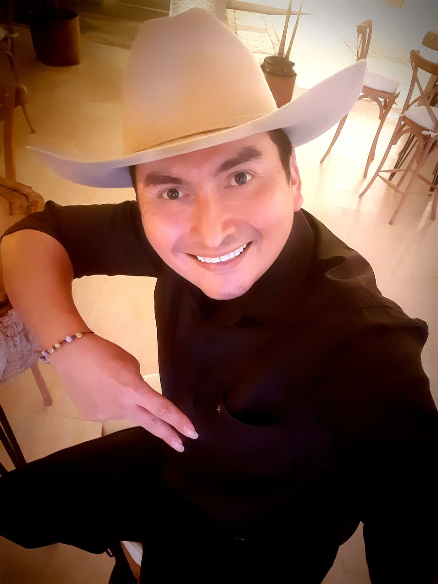 jhon_guarin's tweet photo. Noche de #SoloJoropo https://t.co/vG4x3vBnq8