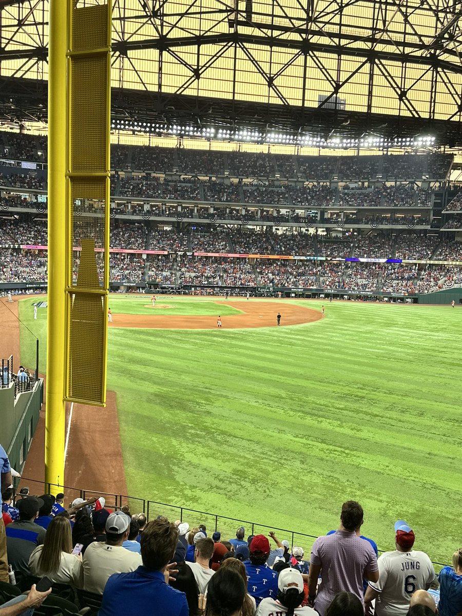 DRDREon290's tweet photo. Yeah, I was a big hit in Arlington tonight!! Lots of people telling me I’m number 1!! What a game!! https://t.co/VAVzF1y2r8