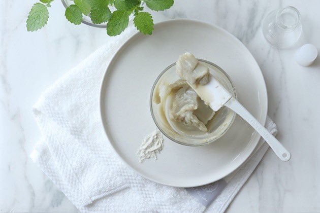 昨日のクレイパックのレシピ

Recipe ˗˗˗˗
モンモリロナイト　大さじ1
精製水　50ml
ローズオットー精油　1滴
フェイシャルオイル　適量
˗˗˗˗˗˗˗˗˗˗˗˗˗

フェイシャルオイルは
ニールズヤードのワイルドローズグロウ、
精油は先日のセミナーでいただいたもの。

なかなか良かったので
備忘録を兼ねて。