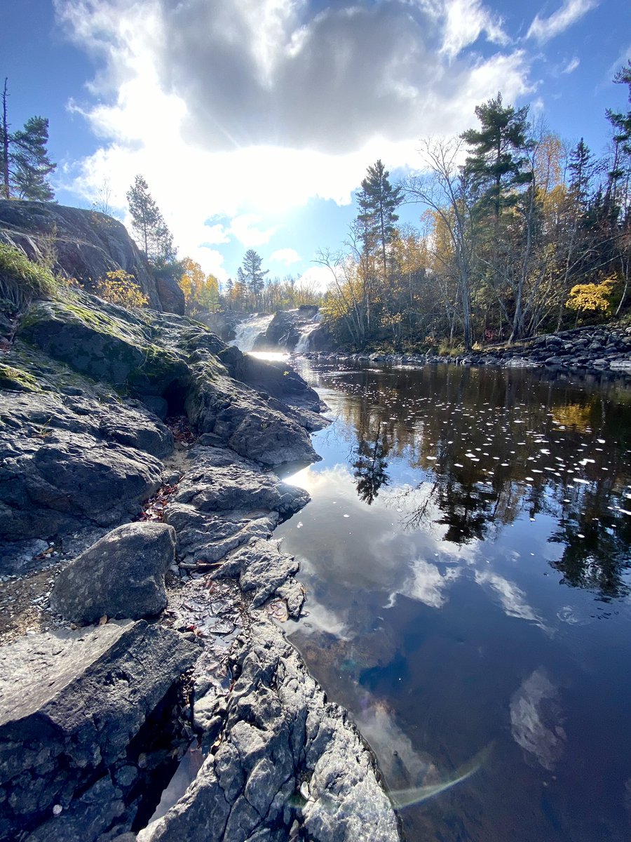 RachelOlmanson's tweet photo. Beautiful day in Minnesota. #fall #minnesota #mnwx #fallcolors #hikingminnesota #kare11weather #elymn @BelindaKARE11 https://t.co/UTgPlC5jdx