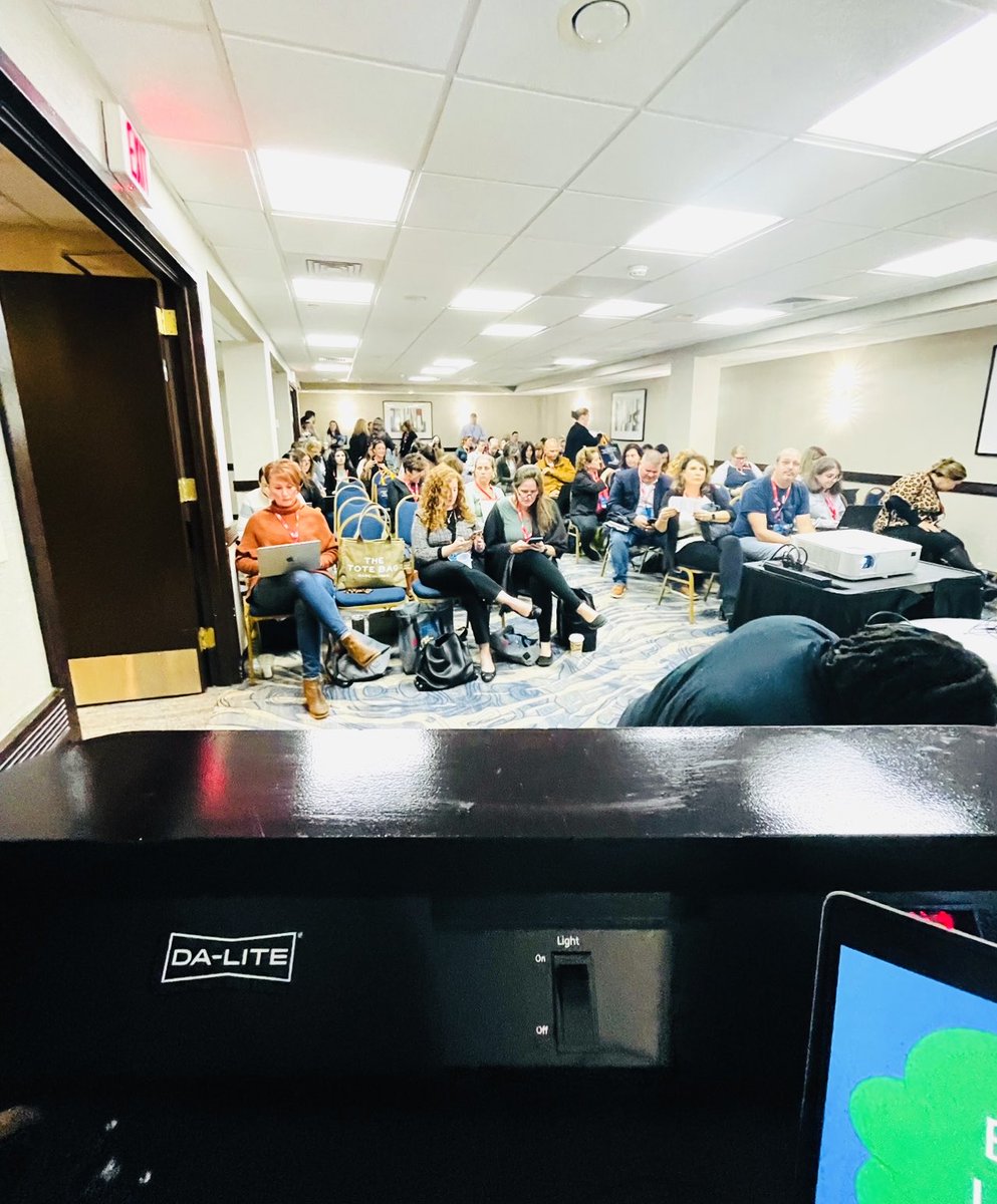 newyork3012's tweet photo. 💫 Loved presenting at the ⁦@litechsummit⁩ on ⁦@canva⁩, #AI, design thinking and design focused projects! https://t.co/HpxzUrGncK