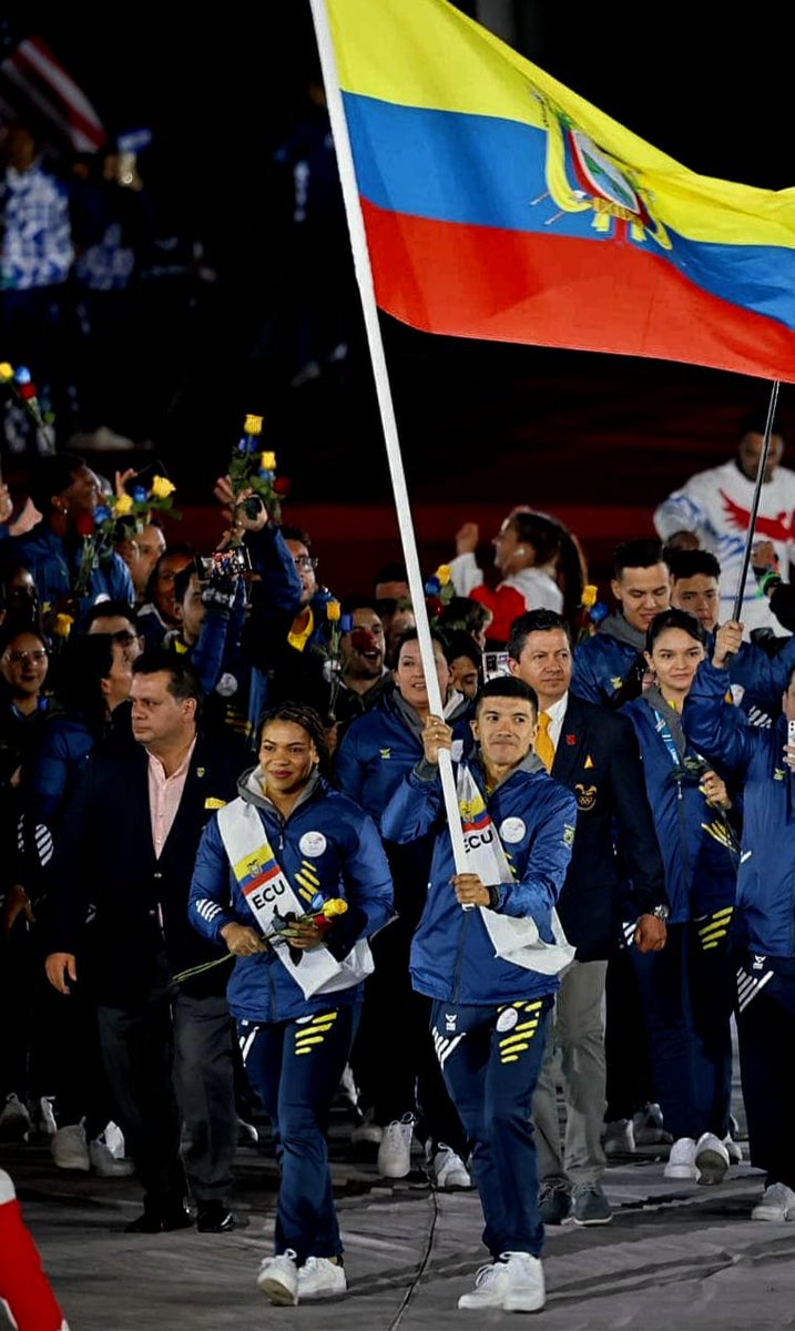 ECUADORolimpico's tweet photo. CLICK OLÍMPICO |

Tanta grandeza en un una sola gráfica... Tanto éxito para el deporte ecuatoriano... Ellos representan la pasión, la alegría, el optimismo, la fuerza de nuestra gente que, cuando se propone llegar al éxito lo consigue en buena lid.. Richard Carapaz y Angie Palacios, portando el estandarte Tricolor en la ceremonia de inauguración de los Juegos Panamericanos @santiago2023, siendo el rostro de esos 176 deportistas tricolores que para ganar llevan como principal arma la grandeza de la humildad...

¡ÉXITOS TEAM ECUADOR!