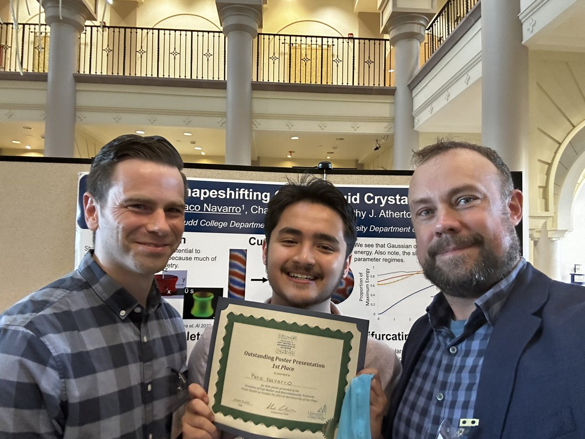 Congrats @PacoNavPhysics for winning the best poster prize at the Frontiers in Soft Matter conference at @usdcas. Paco is a @harveymudd physics major who studied in my group at @TuftsUniversity this summer!