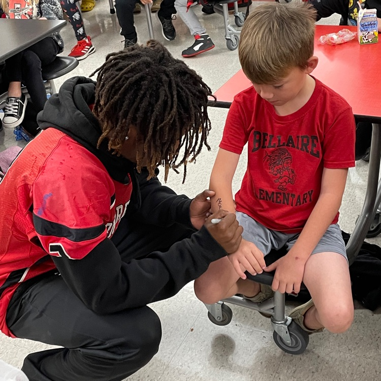 BellaireSD's tweet photo. It was a great day to be a Big Red at Bellaire Elementary. Thanks for a great start to our day, senior players and cheerleaders. GO BIG REDS! https://t.co/SG0Onf3g8m