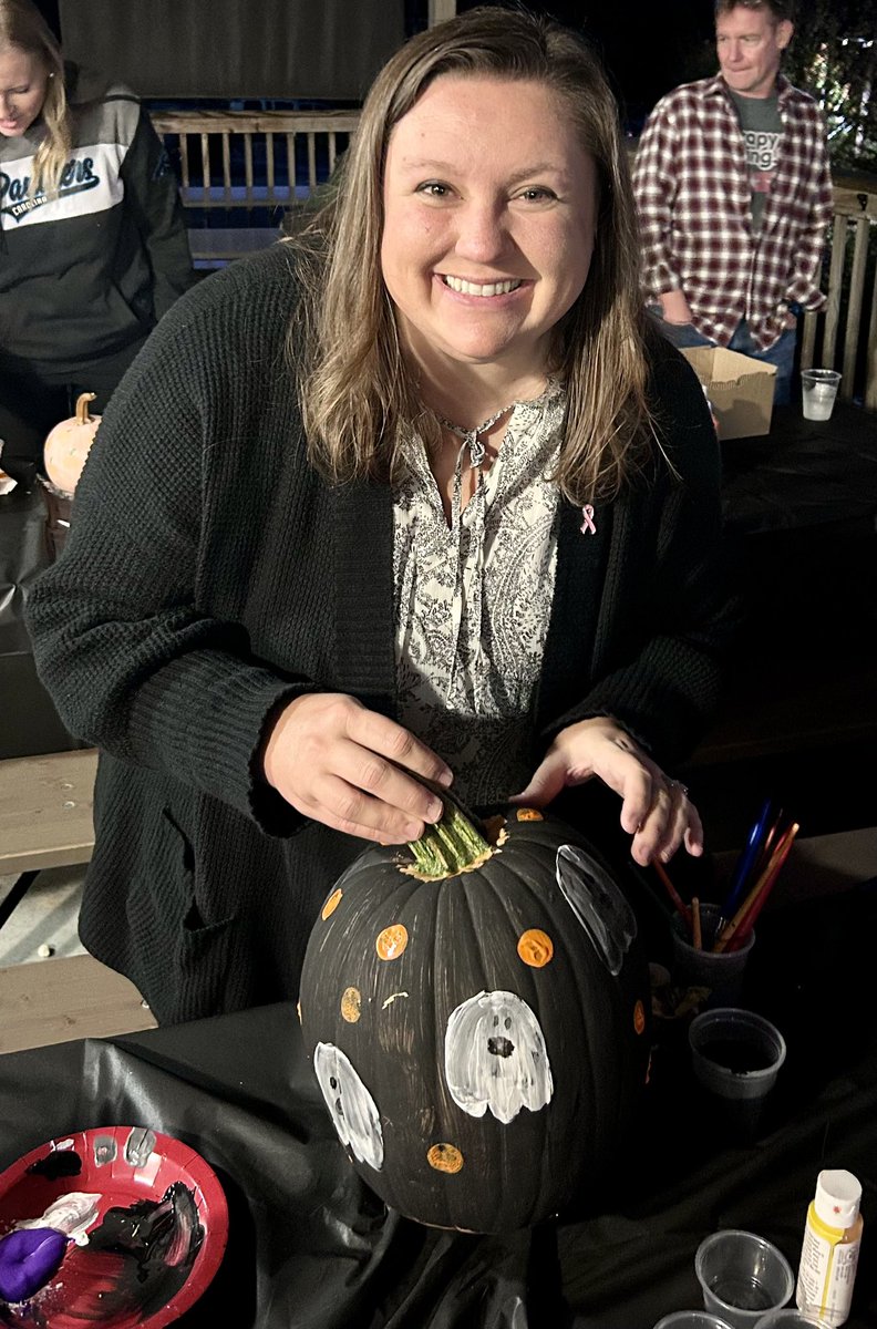 heroichistory22's tweet photo. The @haroldwinklerms beginning teacher cohort and their mentors enjoyed an evening of pumpkin painting together! 🎃🎨🤝

Friday night fun and fellowship! 

#RunWithThePack🐺 #RelationshipBuilding https://t.co/ETmrlm7ofG