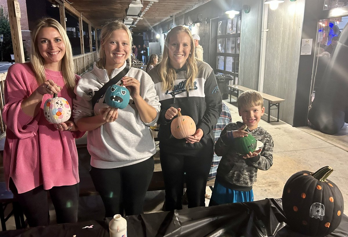 heroichistory22's tweet photo. The @haroldwinklerms beginning teacher cohort and their mentors enjoyed an evening of pumpkin painting together! 🎃🎨🤝

Friday night fun and fellowship! 

#RunWithThePack🐺 #RelationshipBuilding https://t.co/ETmrlm7ofG