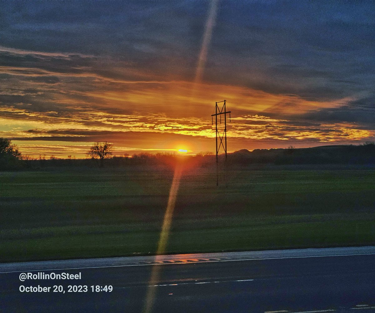 Long day unloading at my destination in New Town, ND. Goodnight, North Dakota. 🌄 #SunsetViews #HardWorkPaysOff