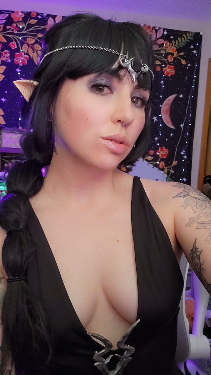 You'd consider romancing me, right?? 🖤🥀

Tonight's Shadowheart cosplay is dedicated to <a href="/CaptainCatNZ/">Captain Cat 🌈</a> and her favorite game <a href="/baldursgate3/">Baldur's Gate 3</a>