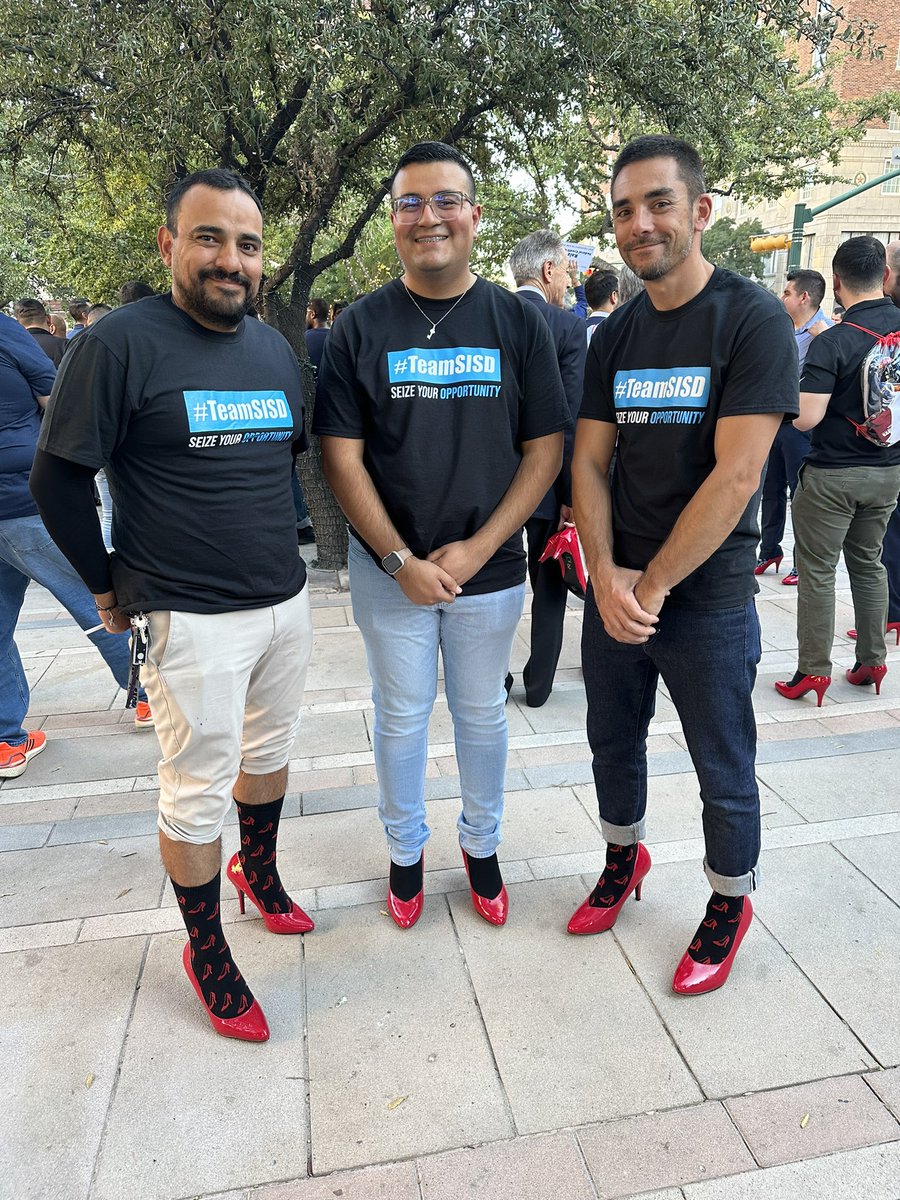Thank you to all those who supported me and donated to Walk A Mile in Her Shoes! 👠 Como no fue la milla completa, me los pondré este fin de semana también. Gracias a todos, especialmente a mis compañeros de trabajo.