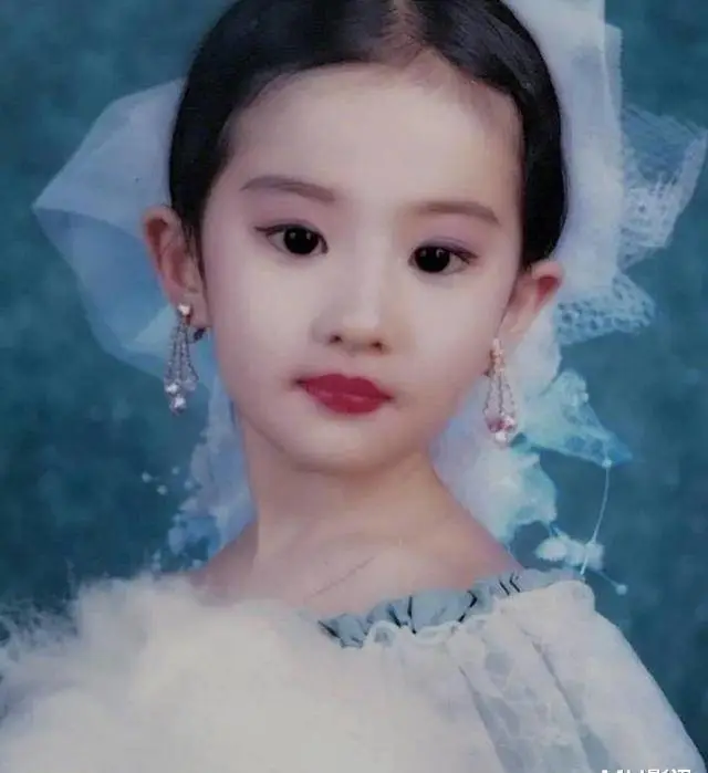 The actress's childhood photos were made public, and Liu Yifei was fairy