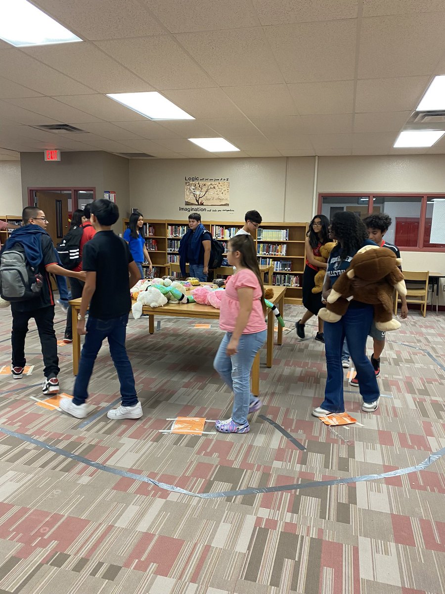 EDiaz_EMMS's tweet photo. Full house! Had so much fun at the EMMS  fall festival! #rattlerfun https://t.co/QE8h56jSRa