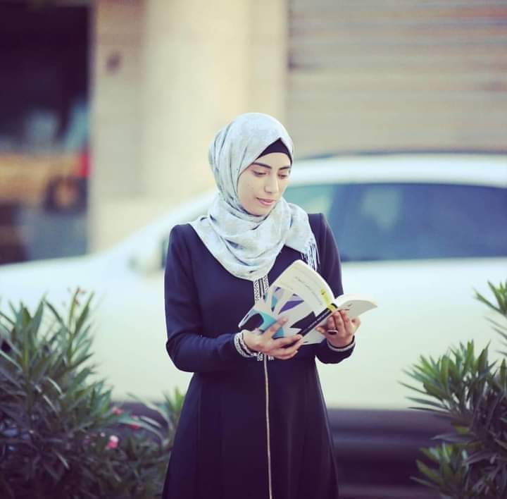 Hoy fue asesinada por los sionistas en Gaza, Heba Abu Nada, conocida poetisa y novelista palestina, que antes de ser martirizada dejó escrito:

"Si muero, sepan que lo hago satisfecha y firme, y digan al mundo, en nuestro nombre, que somos personas justas, del lado de la verdad".