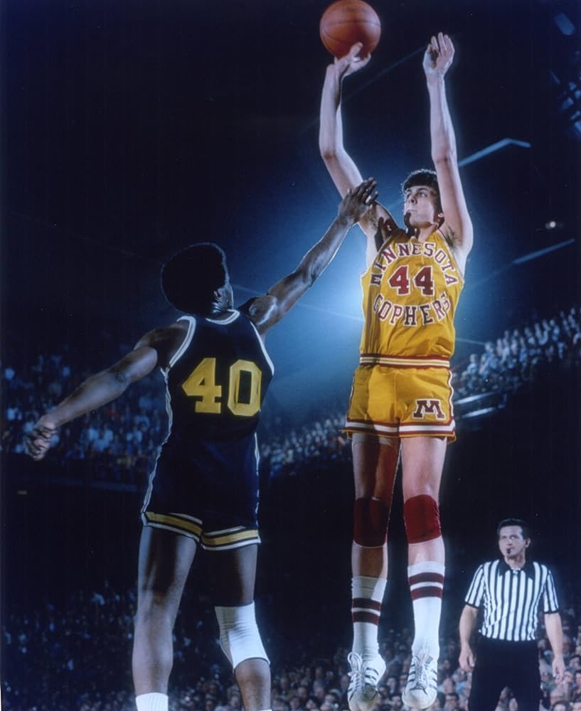 kjhansen's tweet photo. @WHENESOTA @realizzypresley Hibbing native, Golden Gopher, and Boston Celtic playing himself in Cheers https://t.co/rMvyqlbvDo
