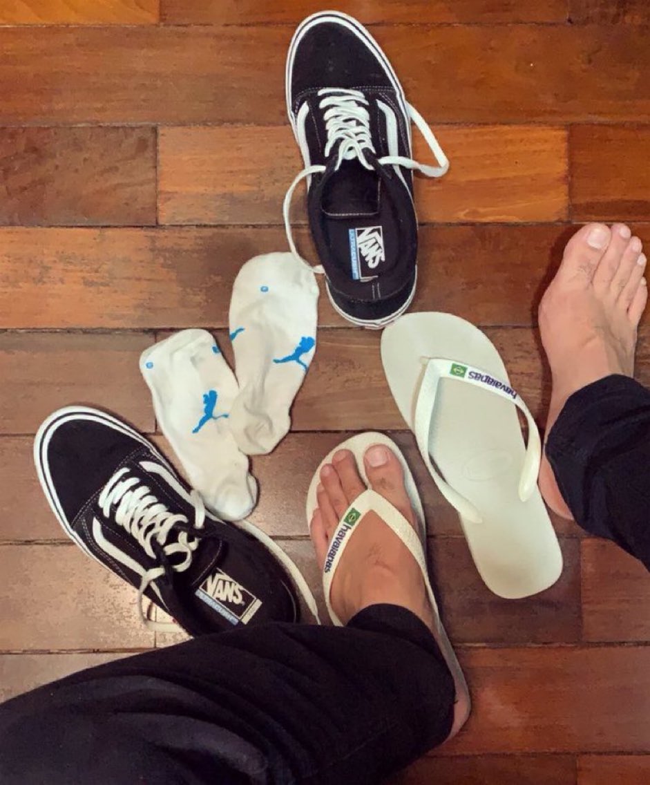 pezaodemacho's tweet photo. Cês preferem um pezão com tênis, meia, chinelo ou descalço? 🦶🏻 https://t.co/Wii4d6tXJM