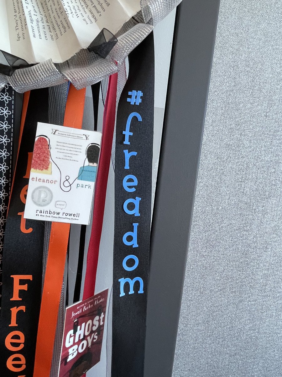 BrookeByTheBook's tweet image. .#AASL23 State Chapter parade - Everyone loved our Texas Homecoming Mums. Mine was a Banned Books theme #LetFreedomRead #Freadom #TxASL