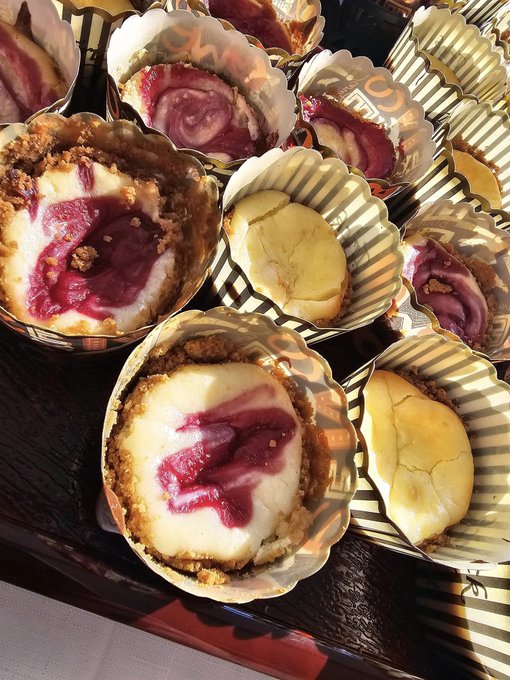 Today I made raspberry &amp; white chocolate cheesecakes in TINY CUPS. https://t.co/OubI1ovfeC