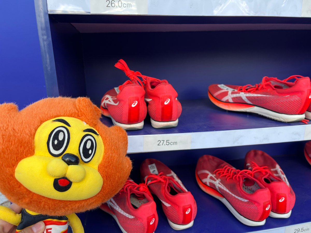 jaaf_official's tweet photo. 【#U18U16陸上大会 2日目】
#アシックス ブース(@ASICS_JP)🛍️
▪️大会記念品の販売
▪️試し履きできる #TRYASICS を実施中
(サブトラでも試し履きできます)
▪️METASPEED SPは、試し履きいただいた方限定で先行予約を実施中
是非お立ち寄りください💁
https://t.co/UcEG64FZ70
#努力の先に生まれる感動 #METASPEEDSP