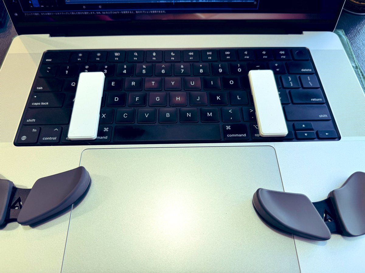 hoshiok2's tweet photo. 僕のコワーキングスペースでの作業環境です。
#動画編集 #HHKB #deltahub https://t.co/HPfScFROFC