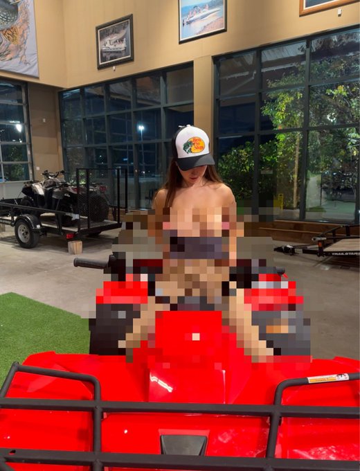 I really went tits out in the store today 😳🙈 https://t.co/IamiDNbVvM