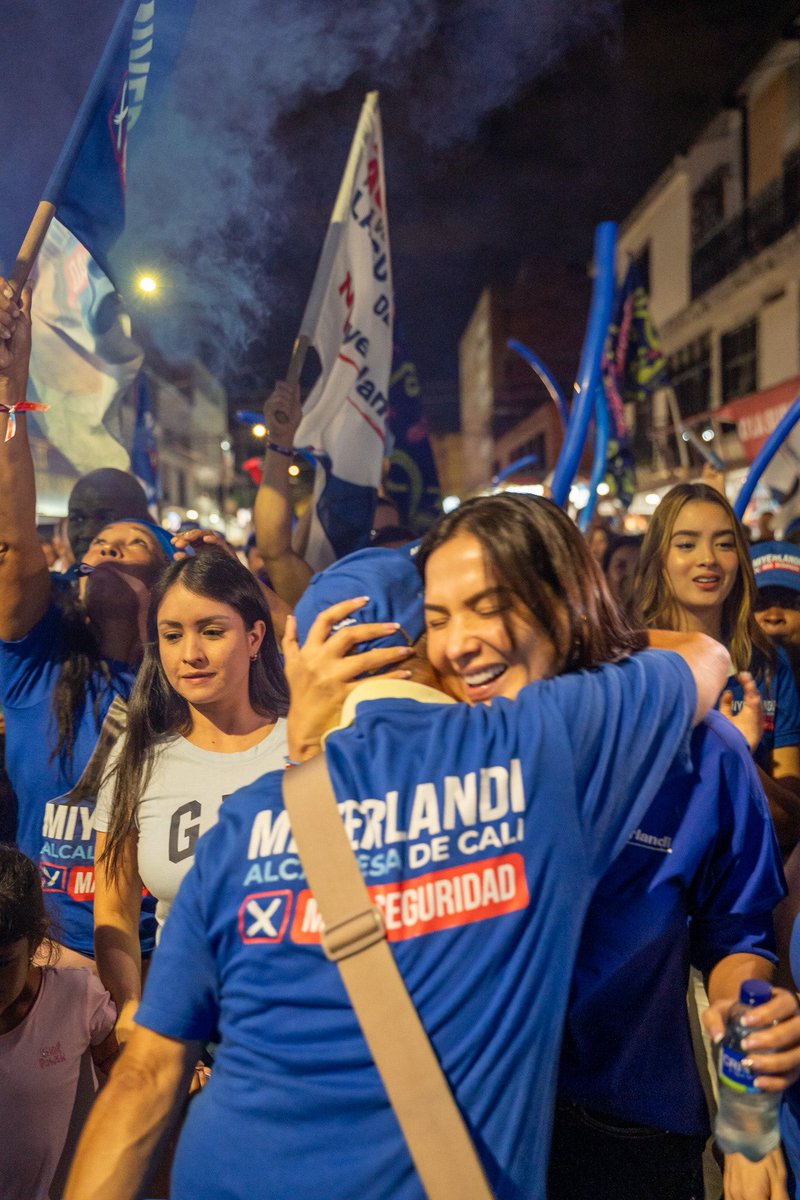 MiyerlandiT's tweet photo. Nadie daba un peso por nuestra campaña, todo el tiempo nos presionaron para que nos retiráramos y hoy estamos a un paso de hacer historia.

Qué felicidad vivir el último recorrido de nuestra campaña en la comuna 16, donde empezó mi trabajo por Cali hace 25 años.

#YoVotoXMiyerlandi
#MiyerlandiAlcaldesa 
#Miyerlandi