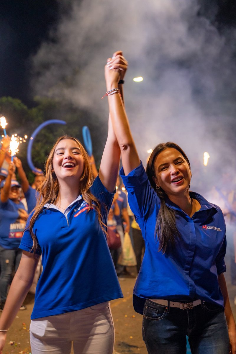 MiyerlandiT's tweet photo. Nadie daba un peso por nuestra campaña, todo el tiempo nos presionaron para que nos retiráramos y hoy estamos a un paso de hacer historia.

Qué felicidad vivir el último recorrido de nuestra campaña en la comuna 16, donde empezó mi trabajo por Cali hace 25 años.

#YoVotoXMiyerlandi
#MiyerlandiAlcaldesa 
#Miyerlandi