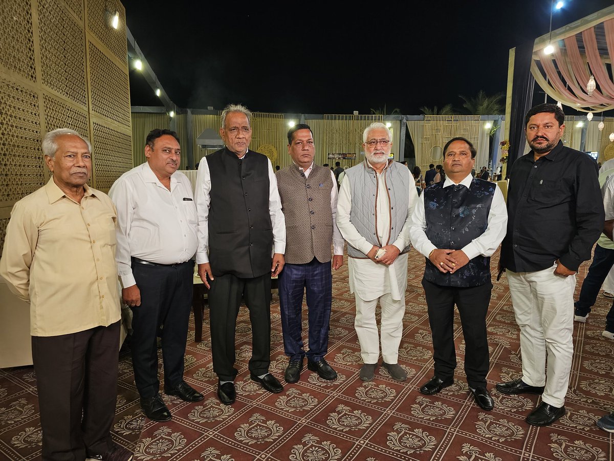KanheriSombir's tweet photo. कल रात @RandhirTohana जी ने टोहाना में श्री प्रेमचंद बंसल जी  श्री शीषण खोबड़ा जी के बेटो की शादी में शामिल हो कर परिवार को शुभकामनाएं दी तथा उनके उज्ज्वल भविष्य की कामना की।
@BhupinderShooda @INCUdaiBhan @DeependerSHooda https://t.co/ynDpJdZ2Kk