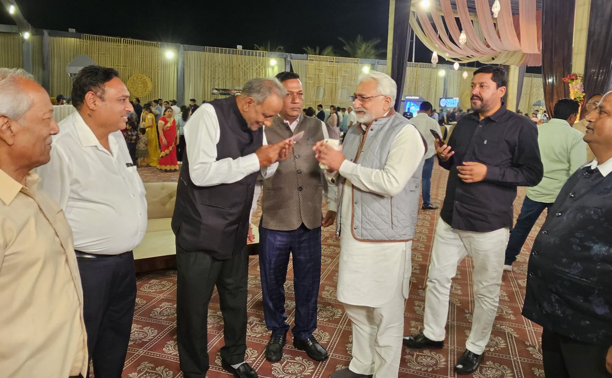 KanheriSombir's tweet photo. कल रात @RandhirTohana जी ने टोहाना में श्री प्रेमचंद बंसल जी  श्री शीषण खोबड़ा जी के बेटो की शादी में शामिल हो कर परिवार को शुभकामनाएं दी तथा उनके उज्ज्वल भविष्य की कामना की।
@BhupinderShooda @INCUdaiBhan @DeependerSHooda https://t.co/ynDpJdZ2Kk