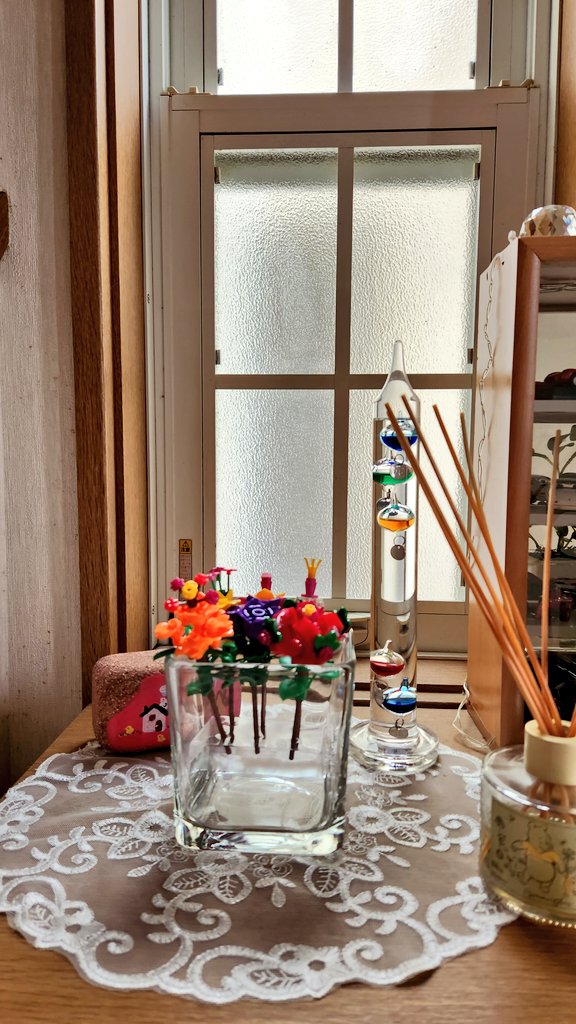 ciccy11271's tweet photo. #BlockCollection
#flower
#01ラッキー
#02ハッピー@ #
#03スイート
#04ラブ
#05パッション
#06ドリーム
ちょっと色遣いグロテスク😅
でも集めるとちょっとかわいい
私らしい花を玄関に飾ってみたかったので(大人LEGOは高い😅)
フラワーベースは
#fareastcafe
の34年くらい前もの https://t.co/oQEVpqc0gx