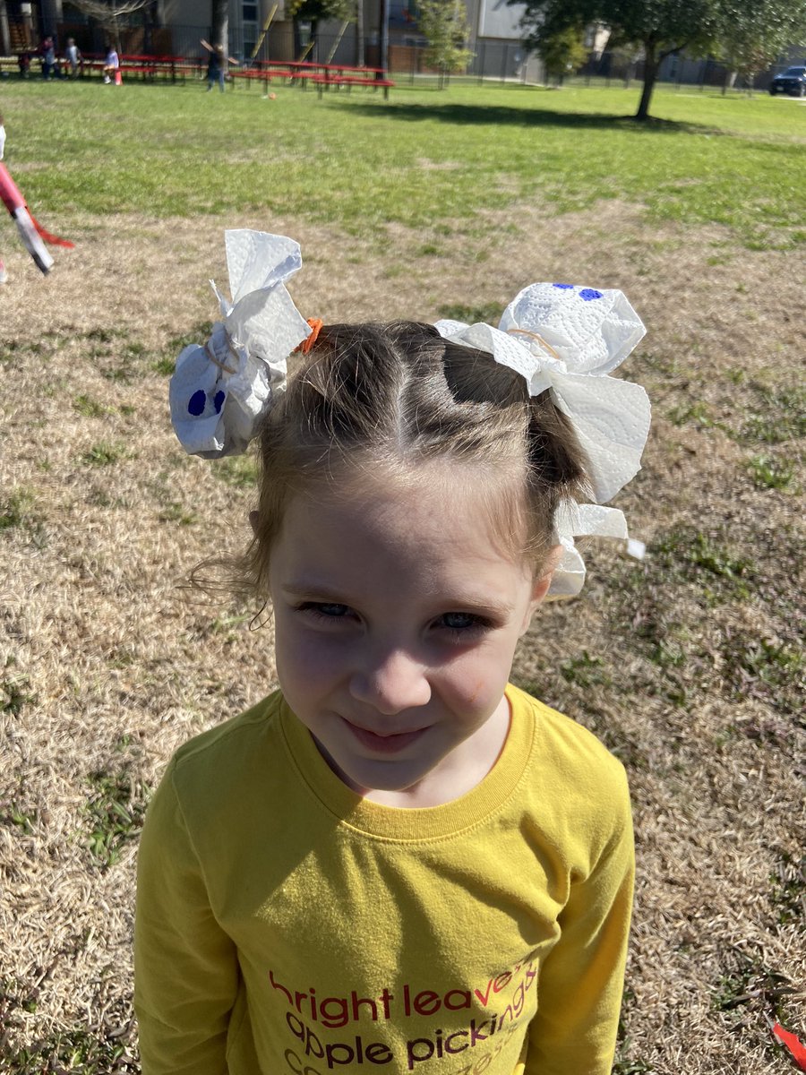 Eyeballs, spiders, and ghosts! Oh my!
Look at these creepy, cute, crazy hair-dos! What a great way to spend our Fun Friday!