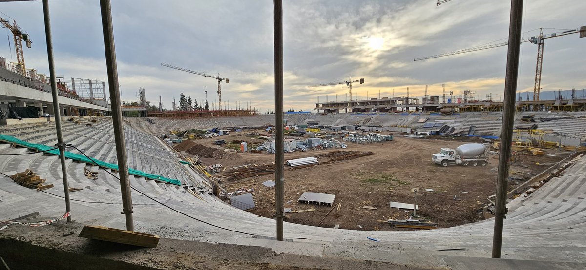 gferrariuc's tweet image. (1/9)Durante la semana, tuve la suerte de visitar las obras del Nuevo San Carlos. Abro hilo para entregar información a hinchas, socios y @accionistasUC de esta espectacular obra.