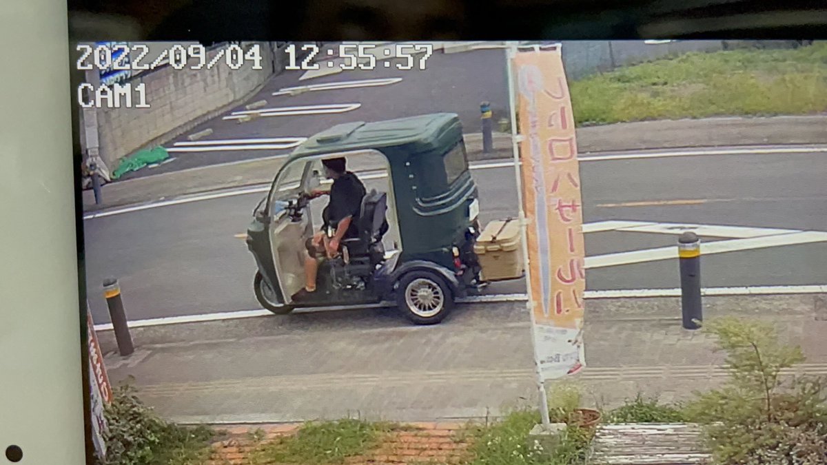 m___52kr's tweet photo. この車を見かけたら教えて下さい。東松山市内にある父の店を訪れた男性が 夜再訪し 私が父にプレゼントした靴を盗んで行きました。靴を持って車に戻る様子も、顔も写っているのですが警察は ナンバーが写っていないと動けないといい一年が経ちました。たかが靴ですが、いまだに許せないのです。 https://t.co/IVC0HxkM43