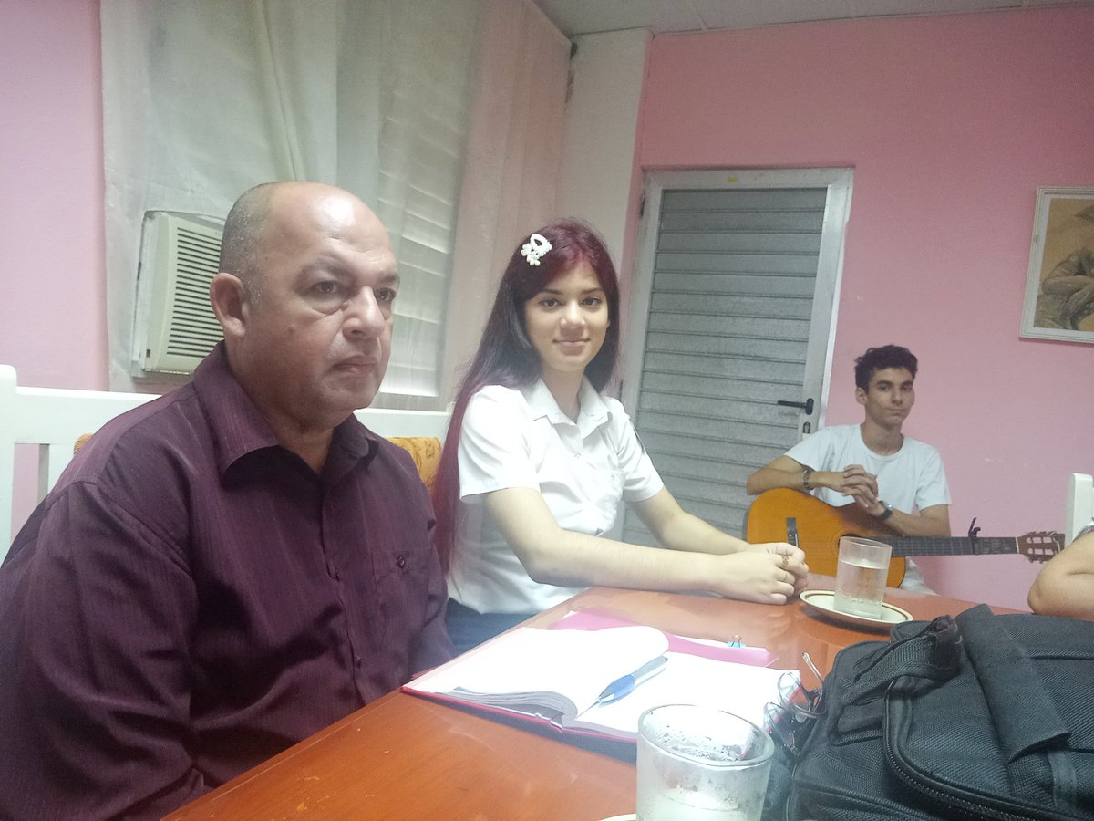 barreto_nt's tweet photo. En IPVCE Holguín, excelente jornada de intercambio. Oportunidad para  iniciar las conmemoraciones por el #DíadelaCulturaCubana y la fundación de la Brigada de Instructores de Arte José Martí. Reconocimiento para la #FEEM y el claustro que trabajan por fortalecer la cubanía https://t.co/pqqKc8Aszj