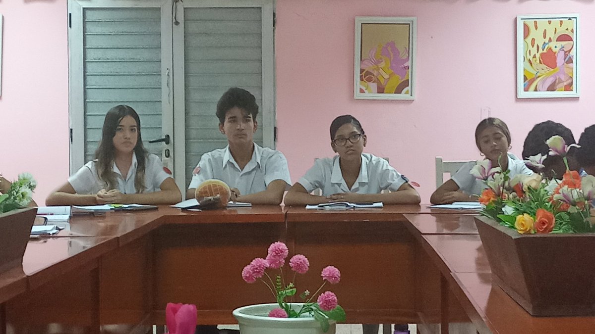 barreto_nt's tweet photo. En IPVCE Holguín, excelente jornada de intercambio. Oportunidad para  iniciar las conmemoraciones por el #DíadelaCulturaCubana y la fundación de la Brigada de Instructores de Arte José Martí. Reconocimiento para la #FEEM y el claustro que trabajan por fortalecer la cubanía https://t.co/pqqKc8Aszj