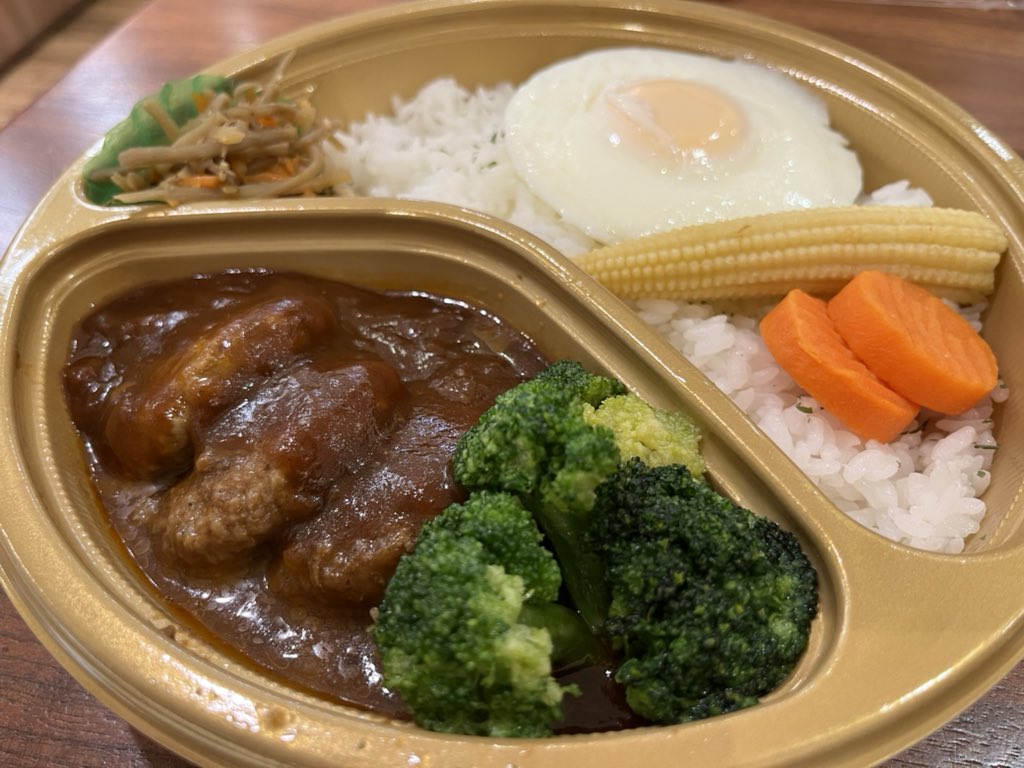 yurutabizuki's tweet photo. 今日(10/21)のお昼ごはん🍽
・シェフのハンバーグ弁当
小さめのハンバーグが3つと思ったら4つ入ってた😄
#okchef
#ものぐさ夫婦のブログ
#旅食べ https://t.co/CVqZzqmjiM