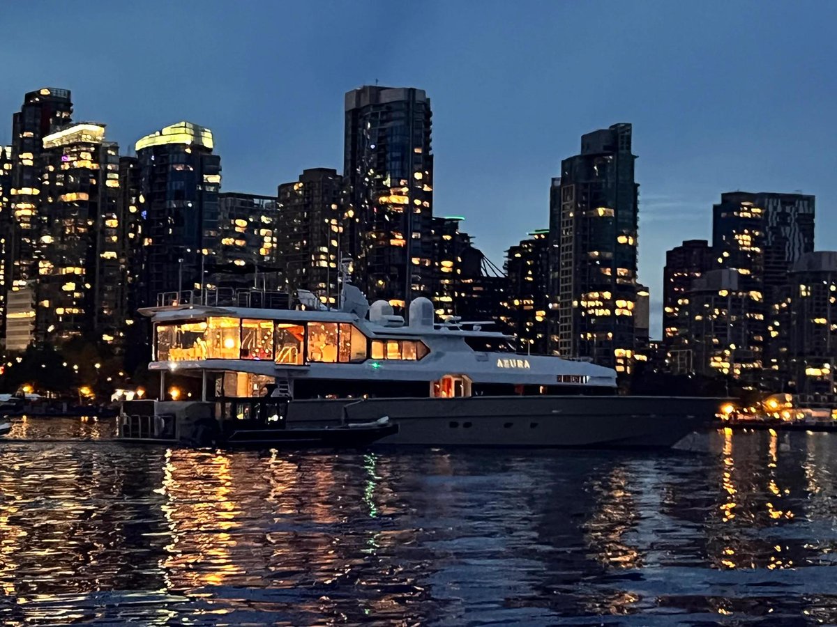 💙 Share the latest night scene from last night 🌃

💛 Watch seaplanes take off and land at close range in the night breeze

💙 On the way and the seal pups beckon 🦭 watch the flock of seagulls streak above our eyes, forever praising every sunny day ☀️