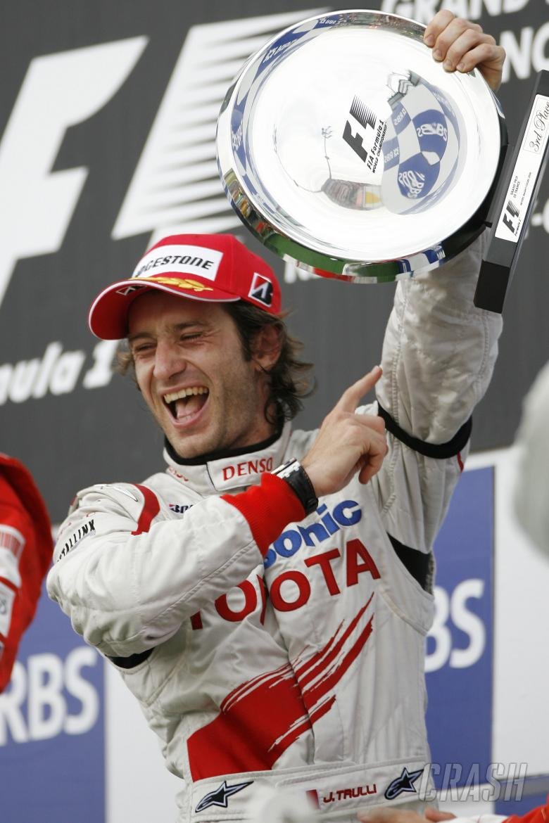 Formula0_versee's tweet photo. BANDEIRADA 🏁

@felipemassaF0  DO BRASIL VENCE O GP DO REINO UNIDO DE 2008!

NUMA CORRIDA MAGISTRAL ELE VENCE Y VENCE

@ElevadoATres É 2º E JARNO TRULLI SOBE AO PÓDIO COM SUA @ToyotaF0fan 

@KimiF0 até tenta mas fica só na P4

Pontos duplos para a @Tororosso0 https://t.co/R41A9aA6Mp