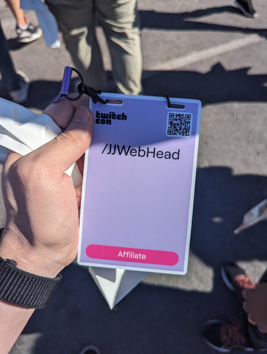 jjwebhead's tweet photo. Just ended my one and only day at #TwitchConLasVegas! It was a blast; lots of cool stuff to look and my wallet was hurting after artist alley 🤪 https://t.co/zDjSuJf2jO