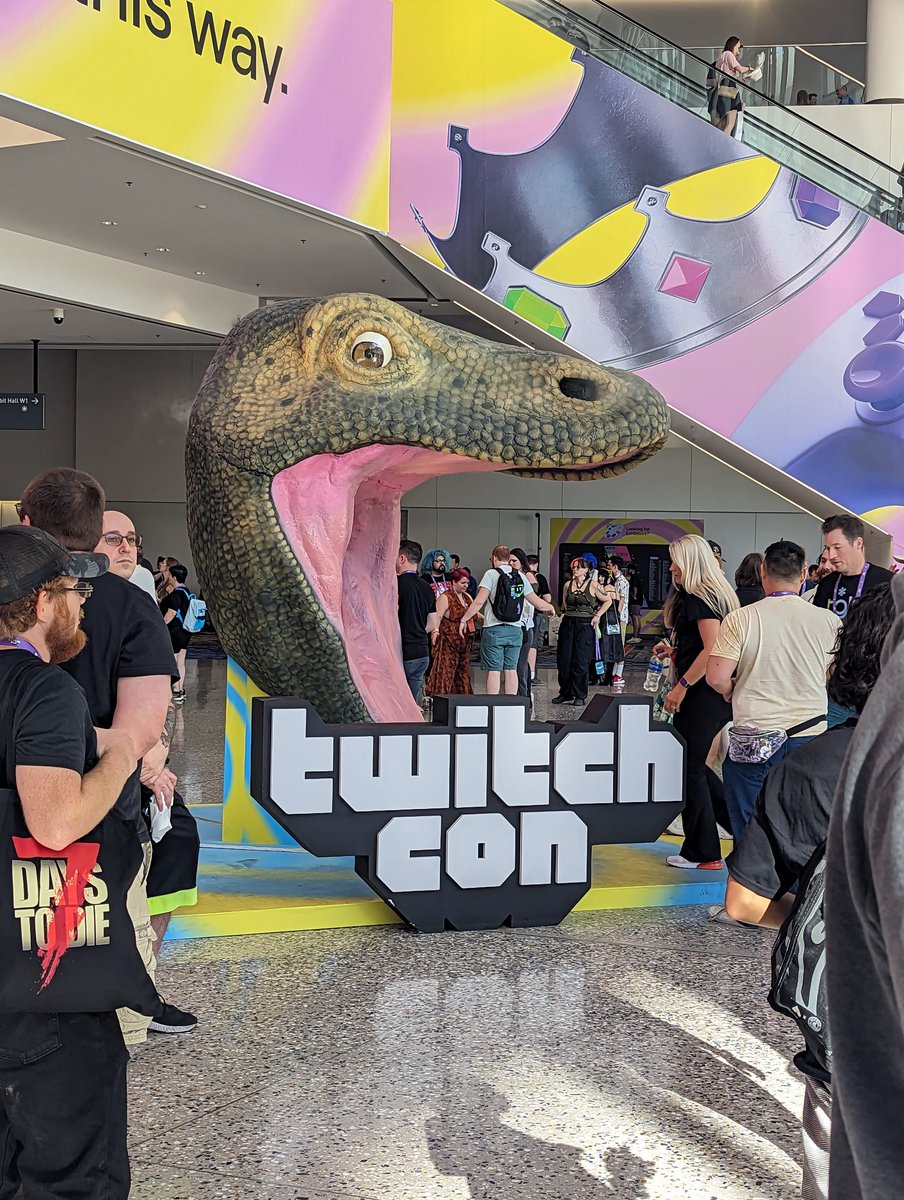 jjwebhead's tweet photo. Just ended my one and only day at #TwitchConLasVegas! It was a blast; lots of cool stuff to look and my wallet was hurting after artist alley 🤪 https://t.co/zDjSuJf2jO