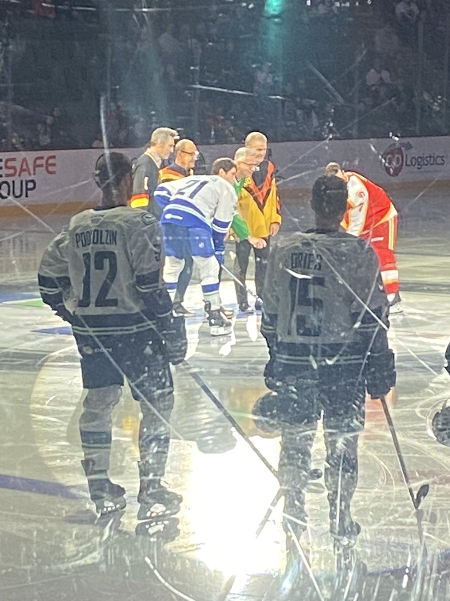 move2bc's tweet photo. Abby Canuck vs Calgary off to a great start:
Lully’s foot long
Mayor Siemens puck drop
‘nucks get 1st goal
@City_Abbotsford @abbycanucks https://t.co/6lv8iU9iNO