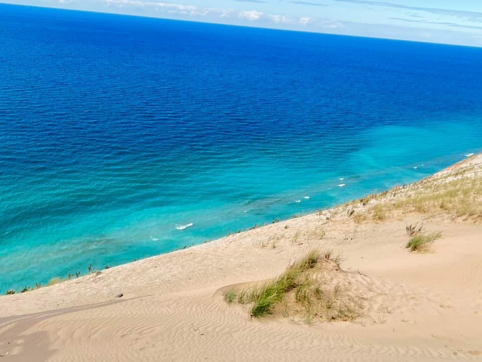 everythingkashy's tweet photo. Sleeping Bear Dunes, where freshwater meets the sky, creating a breathtaking blue paradise in Michigan! ππ #SleepingBearDunes #PureMichigan #BeautifulScenicView https://t.co/rLsWIhJTKC