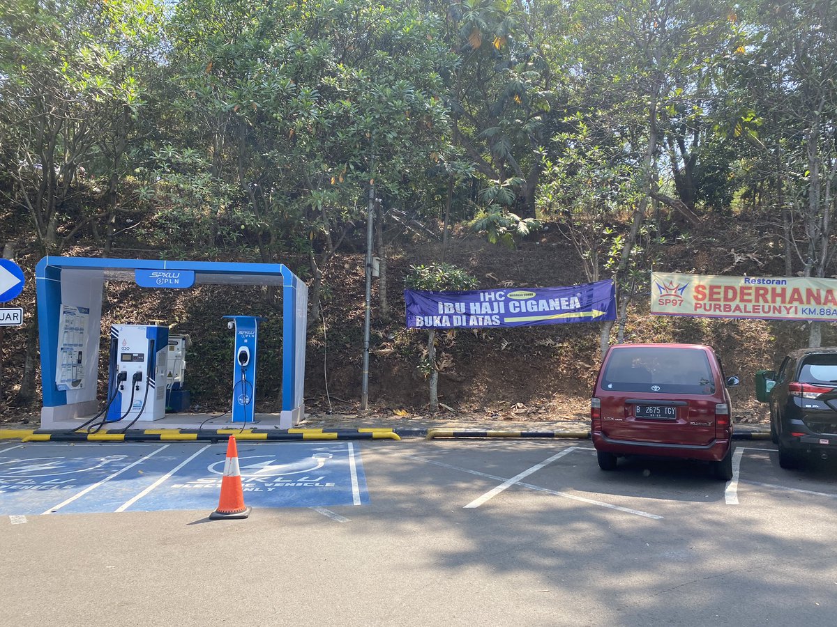 SPKLU yang AC tidak berfungsi, di Restarea KM88. 

#spklu #restareakm88 <a href="/pln_123/">PT PLN (Persero)</a> <a href="/RadioElshinta/">Radio Elshinta</a> <a href="/infocipularang_/">Info Cipularang ©</a> <a href="/NTMCLantasPolri/">KorlantasPolri.Ntmc</a> <a href="/mnctrijaya/">MNC Trijaya 104.6 FM</a>