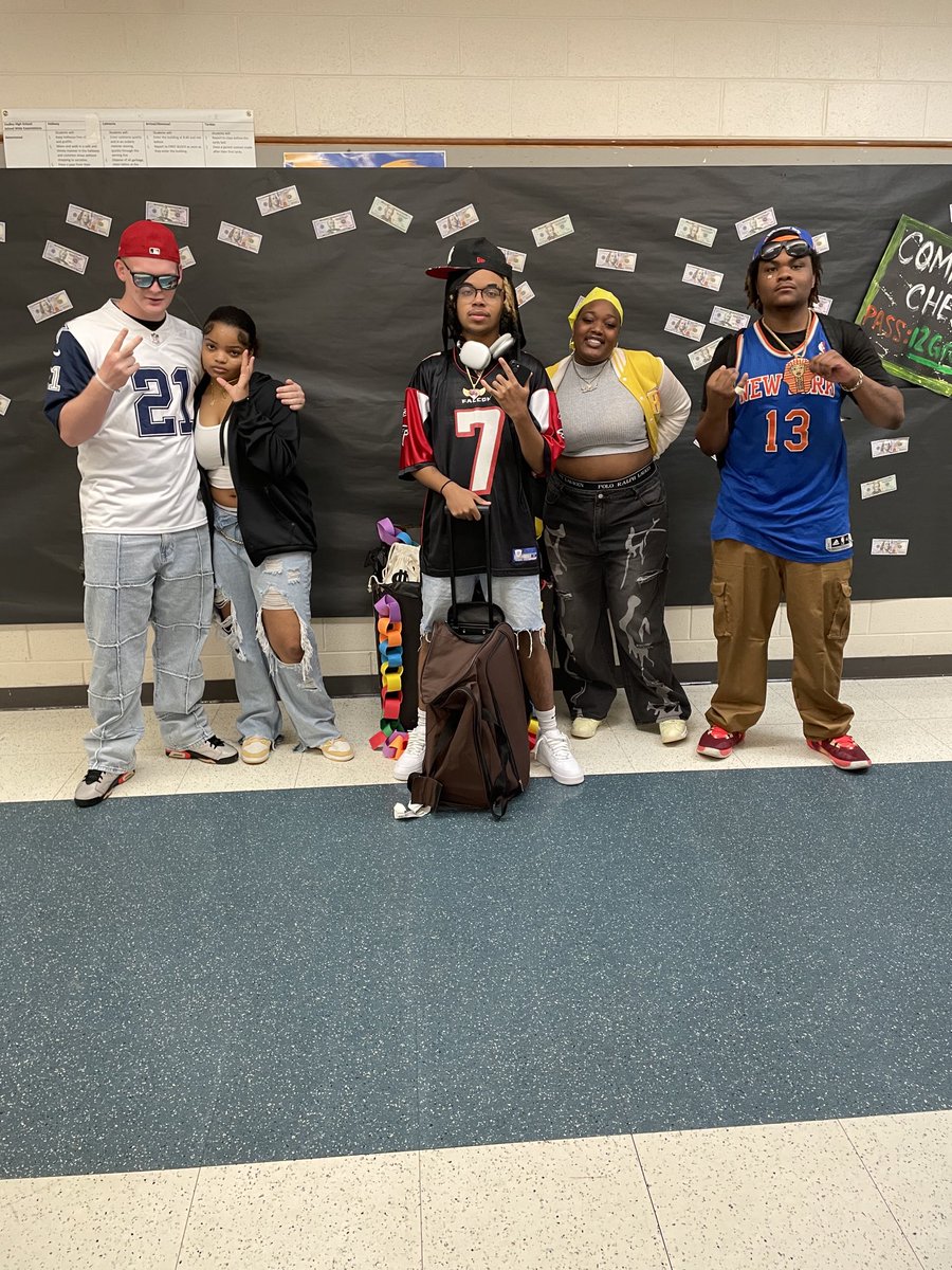 GlasherRobinson's tweet photo. My remaining pics from #HoCo2023! 💙💛Props to the students for showing out with their throwback outfits. Congratulations to our homecoming court + Seniors 🎓 ⁦@SharroneHonor⁩ (1/2) https://t.co/FhGTBImrnU