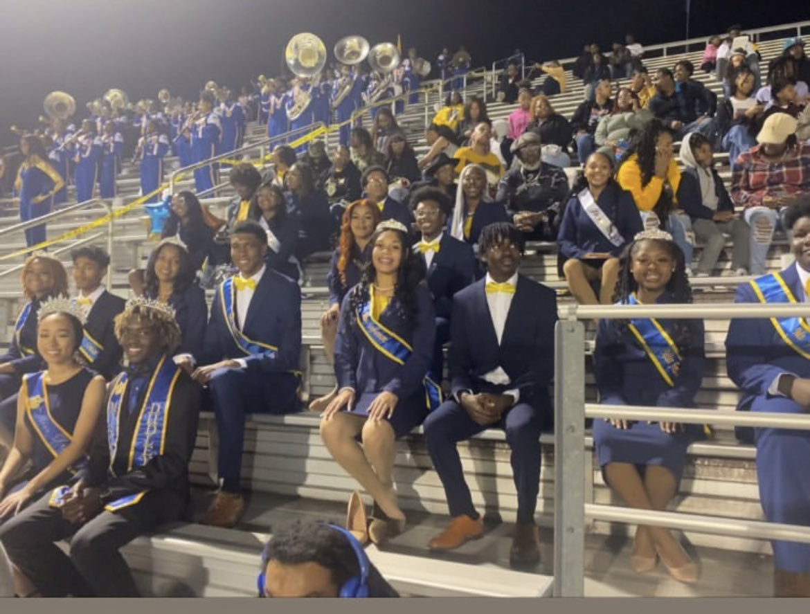 GlasherRobinson's tweet photo. My remaining pics from #HoCo2023! 💙💛Props to the students for showing out with their throwback outfits. Congratulations to our homecoming court + Seniors 🎓 ⁦@SharroneHonor⁩ (1/2) https://t.co/FhGTBImrnU