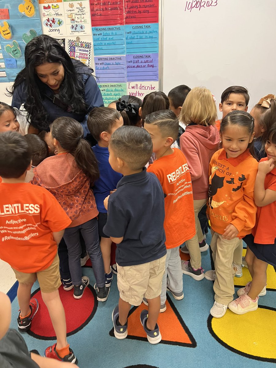 ASanchez_DSSE's tweet photo. Happy Principal’s month Mrs. Chavira! We are blessed with you! #TEAMSISD #RelentlessRattlers 💕🤩💎 Keep shining like a diamond 💎 https://t.co/wdYjYkt4Os