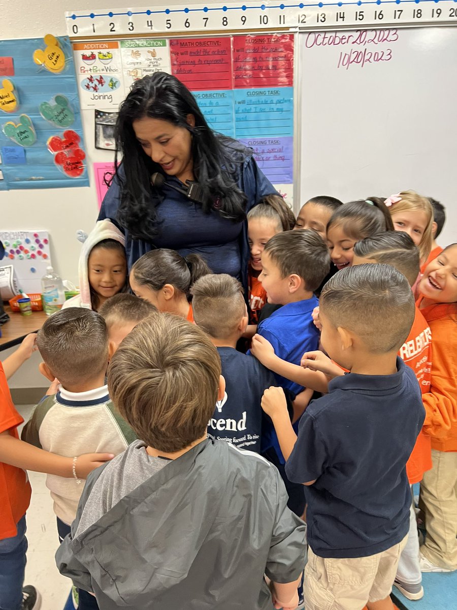 ASanchez_DSSE's tweet photo. Happy Principal’s month Mrs. Chavira! We are blessed with you! #TEAMSISD #RelentlessRattlers 💕🤩💎 Keep shining like a diamond 💎 https://t.co/wdYjYkt4Os