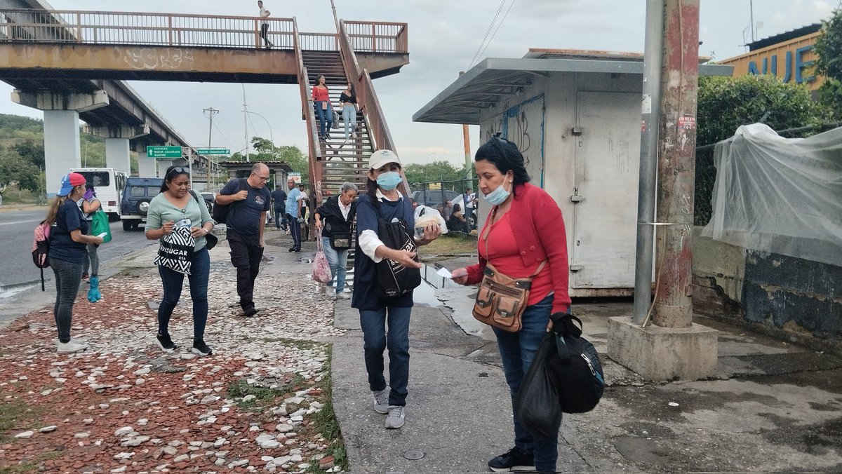 CiudadanoPlaza's tweet photo. #Guarenas . En la tarde de hoy viernes #20ct parte del equipo Enc Ciudadano Plaza responsablemente y comprometido con sus ciudadanos a pesar de la lluvia, motivando la participación en la #Primaria este #22Oct y elegir la mejor opción @delsasolorzano https://t.co/qmh5pExb0M