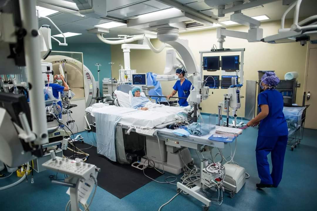 Сайн эмч, сайн тоног төхөөрөмж энэ бол төгс хослол юм, үүнийг дангаар нь үзэх нь энэ цаг үед ямар ч боломжгүй. Сайн эмчийг сайн багаж төхөөрөмжгүй байлгах нь дайнд гар хоосон явуулж байгаатай л адил юм.

Эмч: Б.Одбаяр