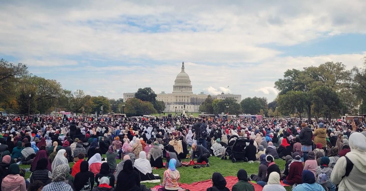 omarsuleiman's tweet photo. What an amazing turnout today for Jumah on Capitol Hill. The hearts are beating for a free Palestine.

https://t.co/ldZkVkT861 https://t.co/Wk9YCbZ4xm